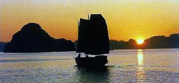 Circuit Vietnam - Cambodge / R�ves exotiques / Coucher de soleil sur la baie de Halong