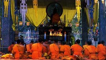 Circuit Vietnam - Cambodge / R�ves exotiques / Bonzes en pri�res � Siem Reap