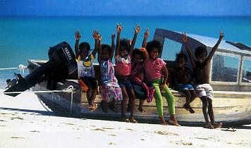 Circuit Quatuor en Iles Majeures / Iles Loyaut�s - Enfants sur la plage de Mouli - Ouv�a