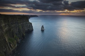 503219_cliffs-of-moher_ireland_atlantic-ocean_utyosy_2048x1365_(www.GdeFon.ru)