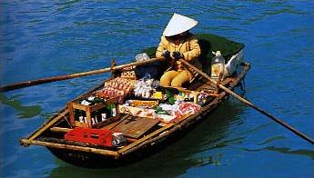 Circuit au Vietnam / Du Mkong au Tonkin / Baie de Halong : marchande de rafrachissement