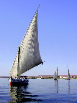 Croisire Haute Egypte vue du Nil  / Au Dpart de Louxor / Egypte