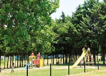 Camping Caravaning Les Abricotiers 3 *** / Argels / Languedoc - Roussillon