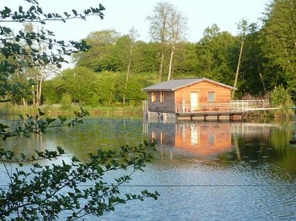 Court S�jour - Week-end / Vivre autrement un habitat lacustre de charme unique en france  / Bourgogne