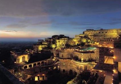 Hotel Neemrana Fort Palace 3 *** / Neemrana / Rajasthan