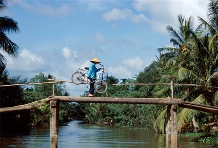 Vietnam au fil de l'eau /  Un Sampan sur le Mkong / Vietnam