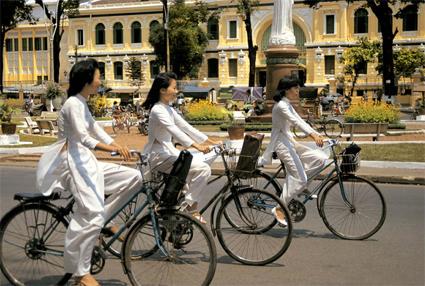 Vietnam au fil de l'eau /  Un Sampan sur le Mkong / Vietnam