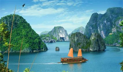 Vietnam au fil de l'eau / Une jonque dans la baie / Vietnam