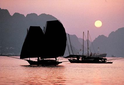 Vietnam au fil de l'eau / Une jonque dans la baie / Vietnam