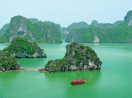 Vietnam au fil de l'eau / Une jonque dans la baie / Vietnam