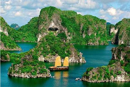 Vietnam au fil de l'eau / Une jonque dans la baie / Vietnam