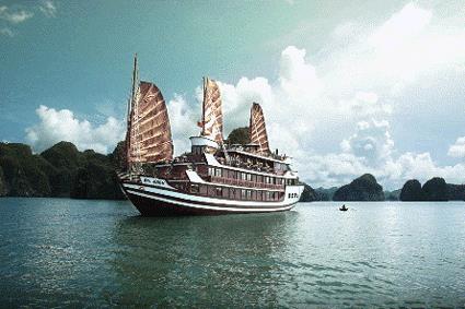 Vietnam au fil de l'eau / Une jonque dans la baie / Vietnam