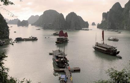 Vietnam au fil de l'eau / Une jonque dans la baie / Vietnam